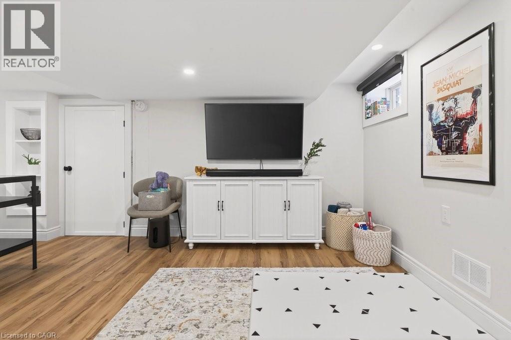 108 Rosslyn Avenue S, Hamilton, ON - Indoor