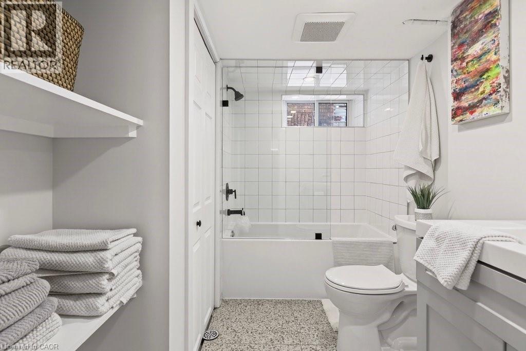 108 Rosslyn Avenue S, Hamilton, ON - Indoor Photo Showing Bathroom