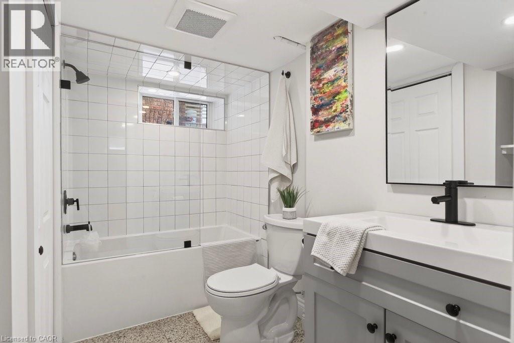 108 Rosslyn Avenue S, Hamilton, ON - Indoor Photo Showing Bathroom