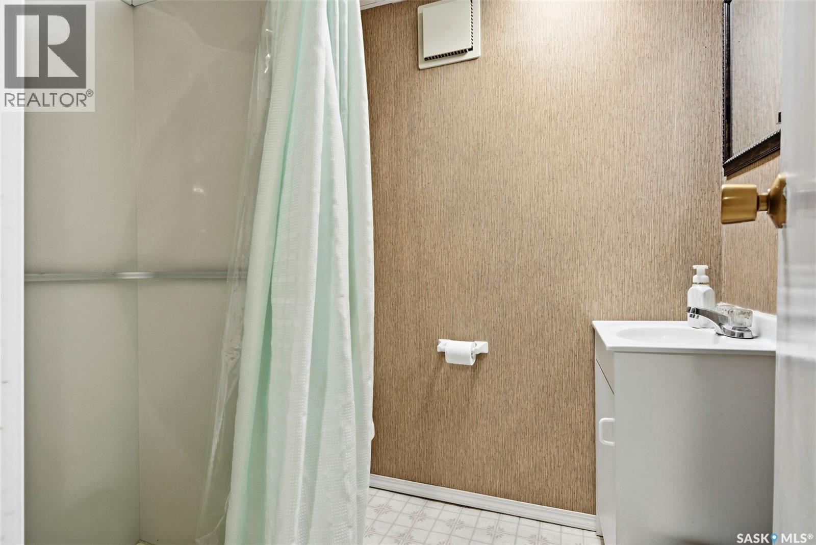 207 Paynter Crescent, Regina, SK - Indoor Photo Showing Bathroom
