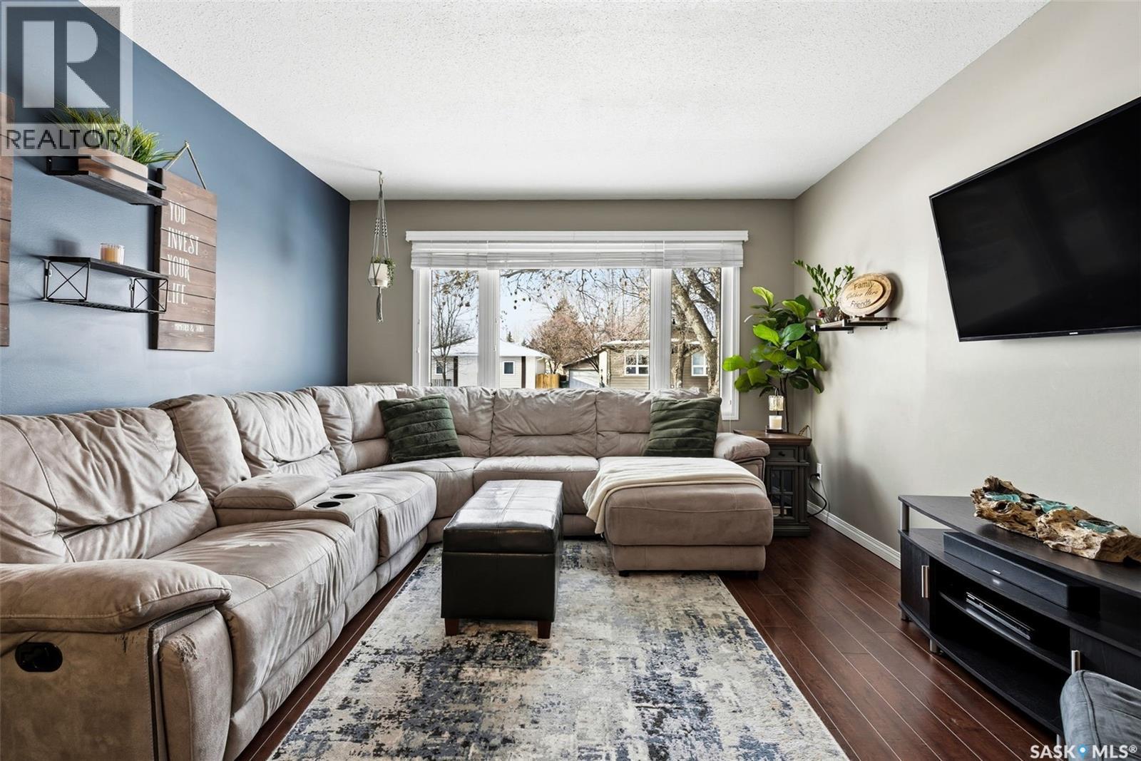 207 Paynter Crescent, Regina, SK - Indoor Photo Showing Living Room