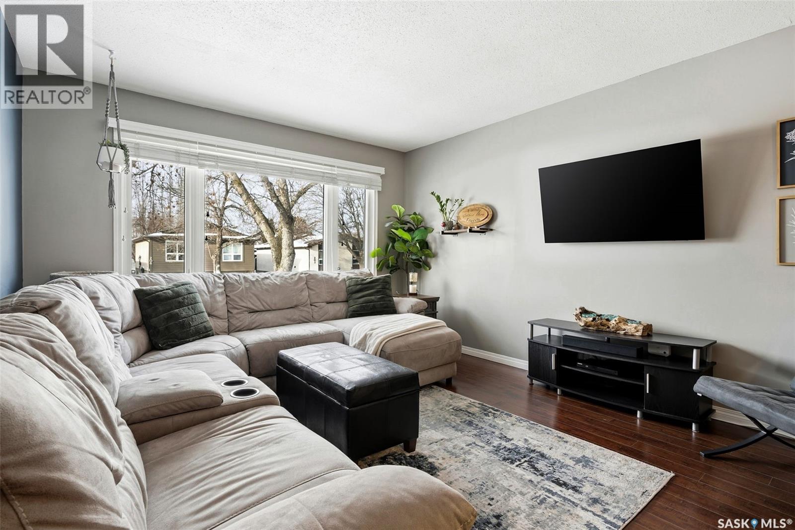 207 Paynter Crescent, Regina, SK - Indoor Photo Showing Living Room