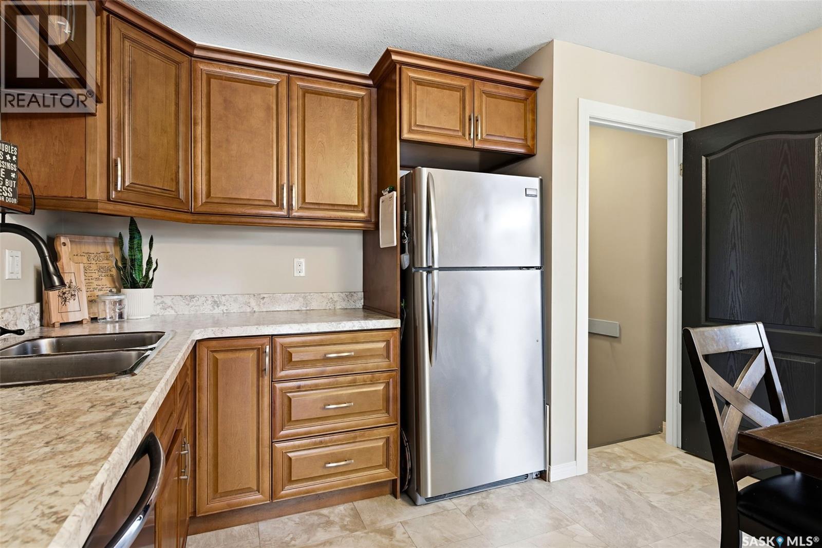 207 Paynter Crescent, Regina, SK - Indoor Photo Showing Kitchen With Double Sink
