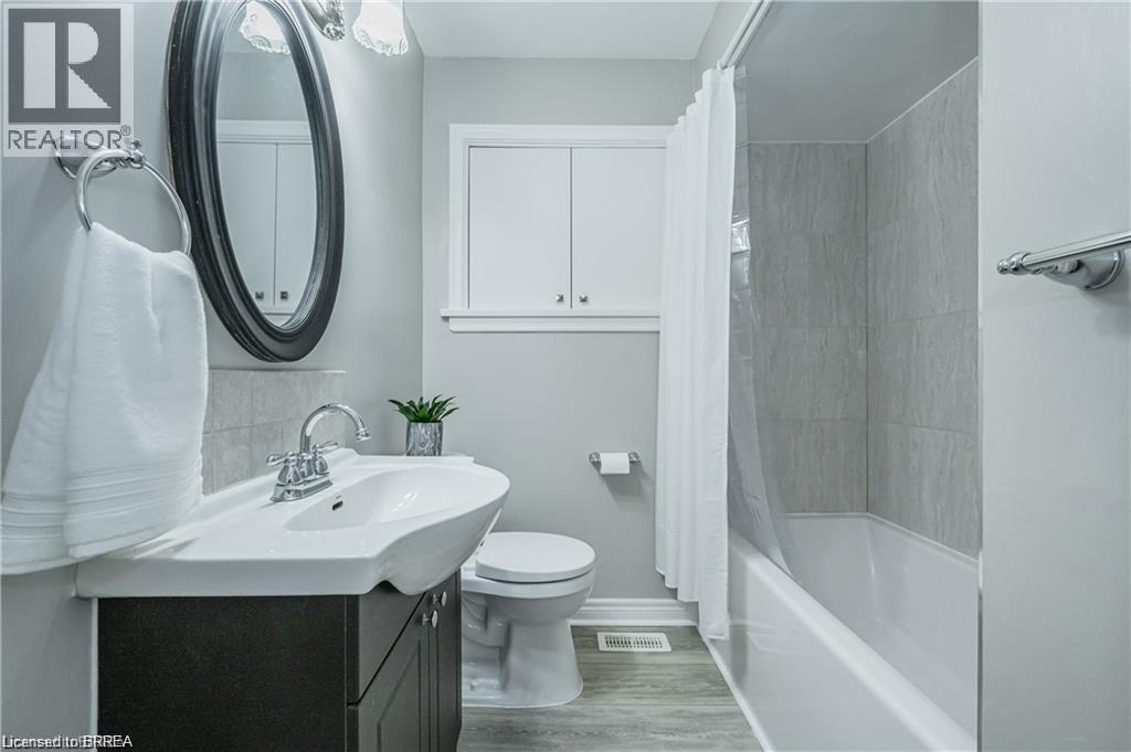 Full bathroom featuring vanity, toilet, shower / bathtub combination - 426 Highland Road E Unit# A, Kitchener, ON - Indoor Photo Showing Bathroom