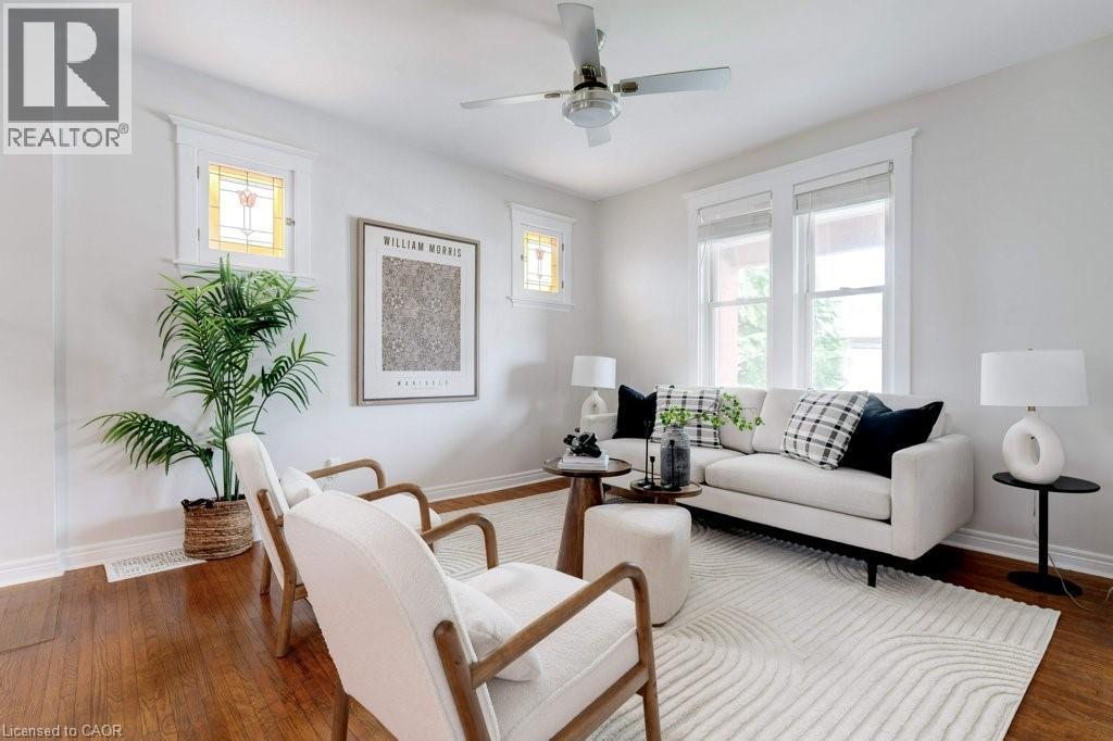550 Hughson Street N, Hamilton, ON - Indoor Photo Showing Living Room