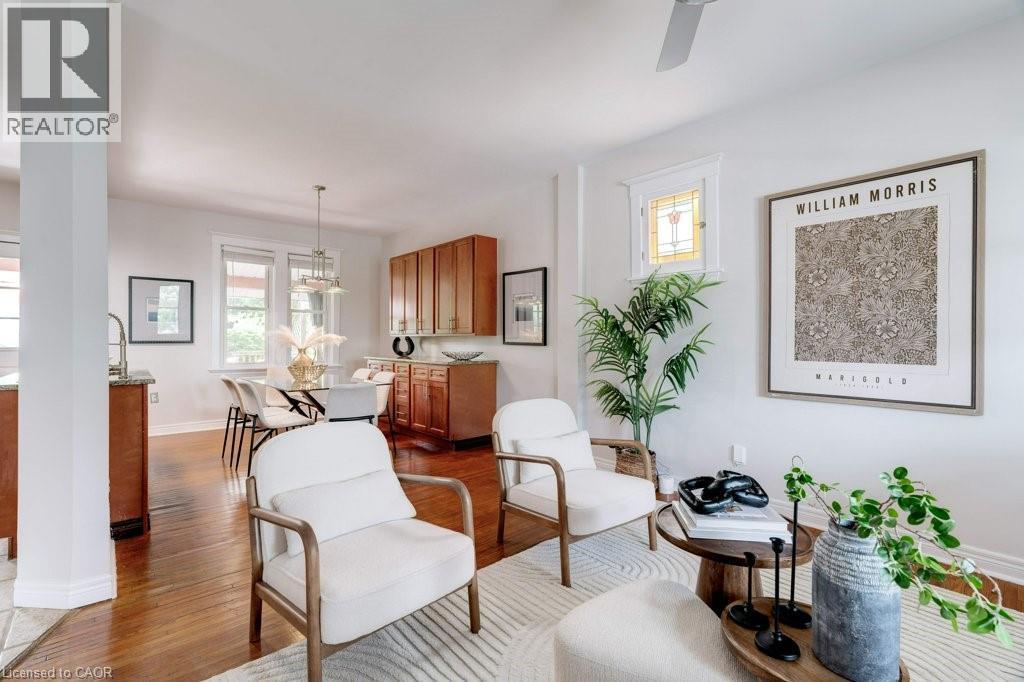 550 Hughson Street N, Hamilton, ON - Indoor Photo Showing Living Room