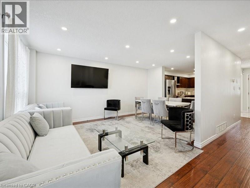 82 Ralgreen Crescent, Kitchener, ON - Indoor Photo Showing Living Room