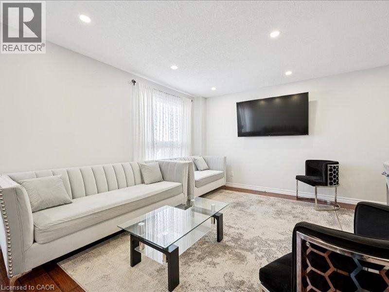 82 Ralgreen Crescent, Kitchener, ON - Indoor Photo Showing Living Room