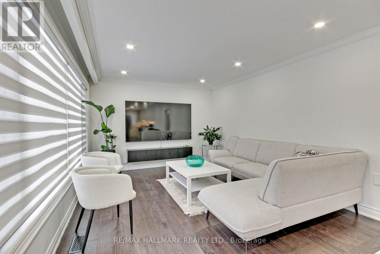 13 Patrick Drive, Aurora, ON - Indoor Photo Showing Living Room