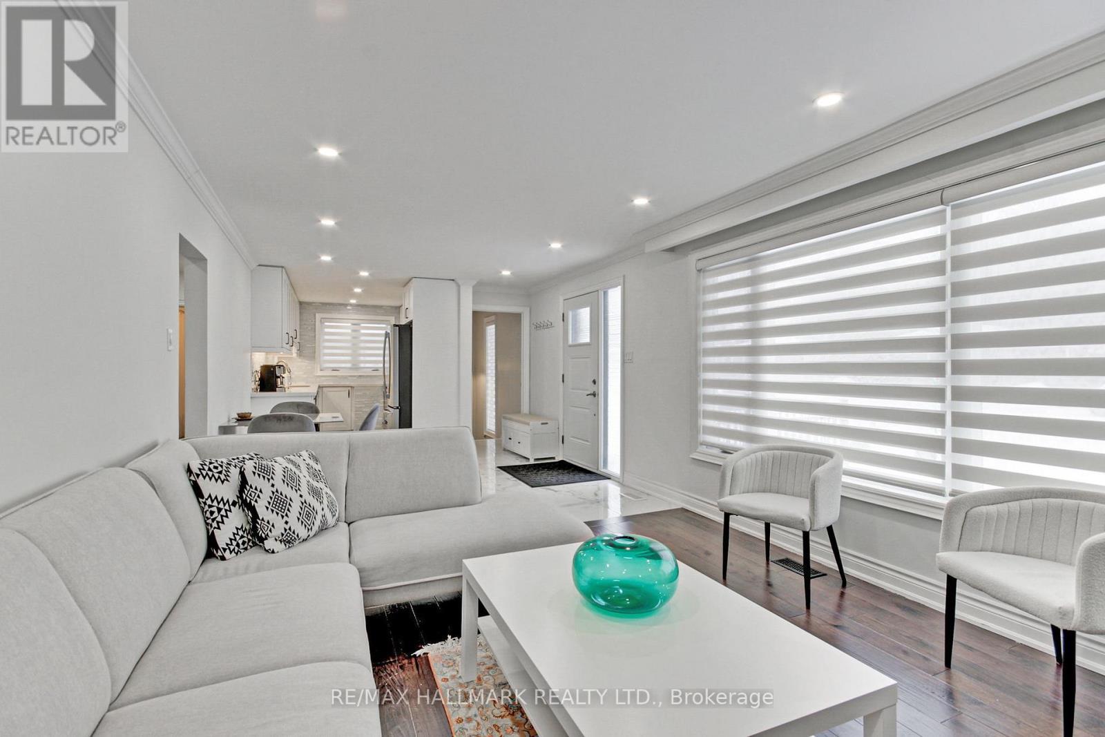 13 Patrick Drive, Aurora, ON - Indoor Photo Showing Living Room