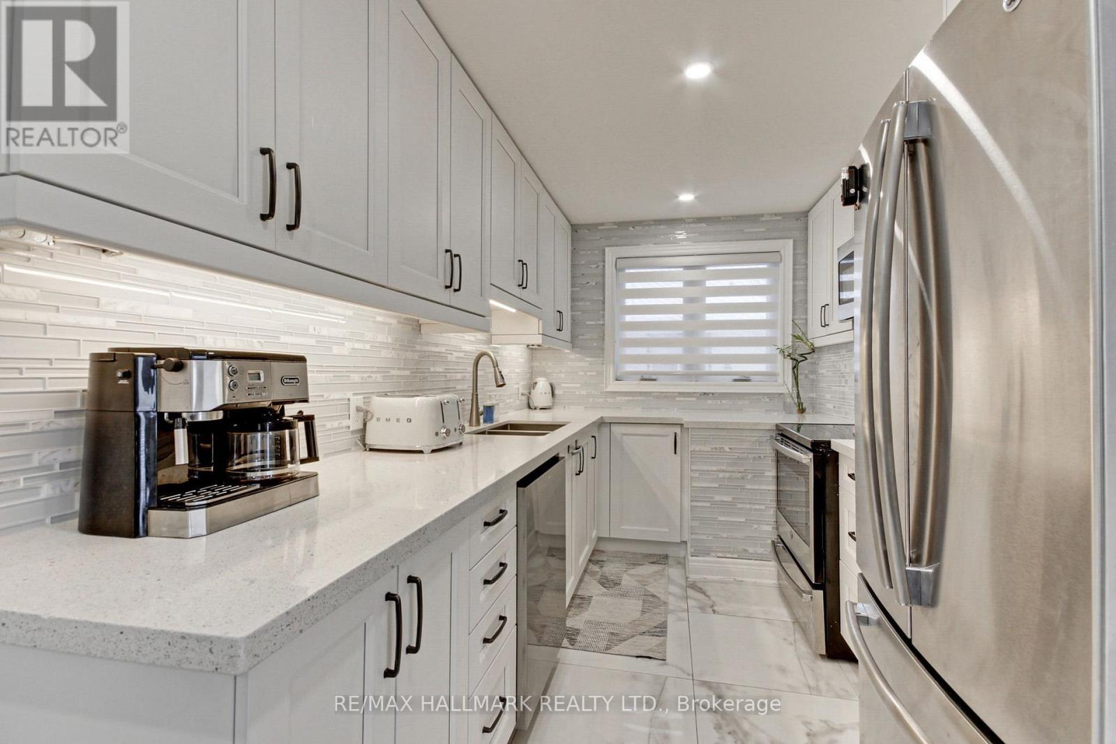 13 Patrick Drive, Aurora, ON - Indoor Photo Showing Kitchen With Upgraded Kitchen