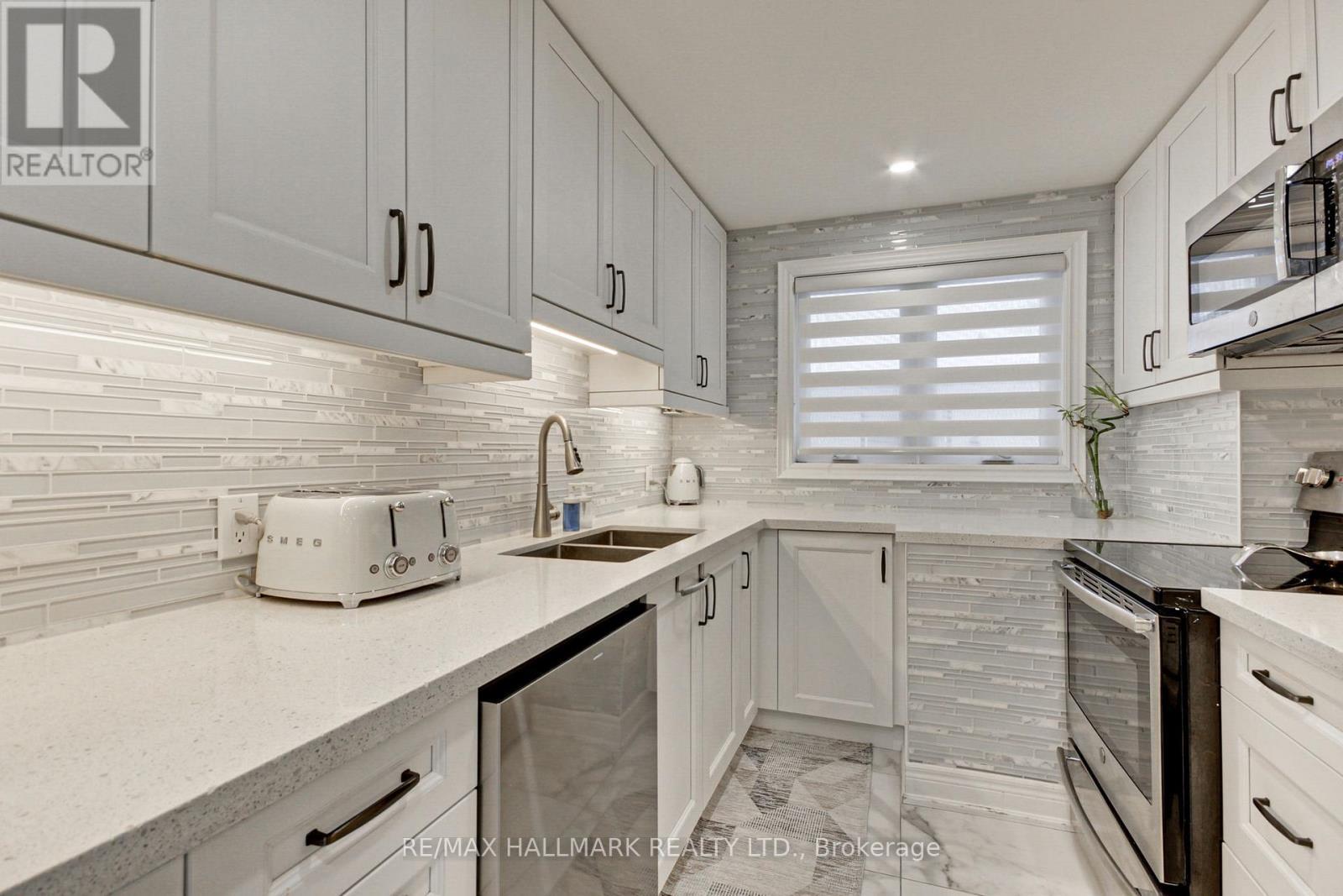 13 Patrick Drive, Aurora, ON - Indoor Photo Showing Kitchen With Double Sink With Upgraded Kitchen