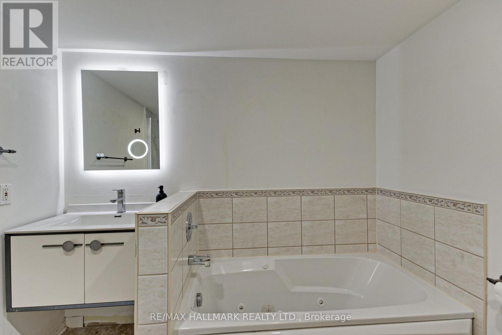 13 Patrick Drive, Aurora, ON - Indoor Photo Showing Bathroom