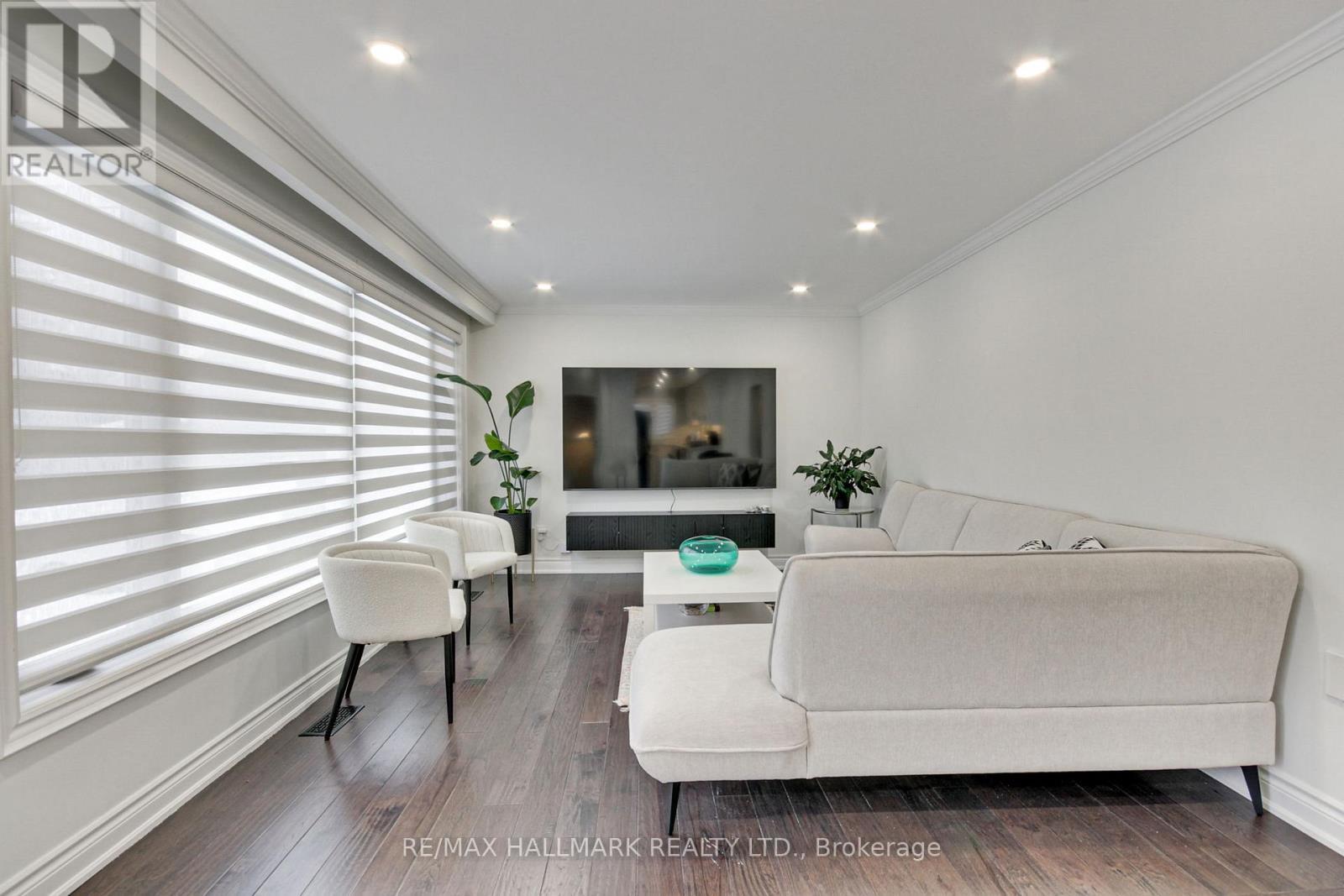 13 Patrick Drive, Aurora, ON - Indoor Photo Showing Living Room
