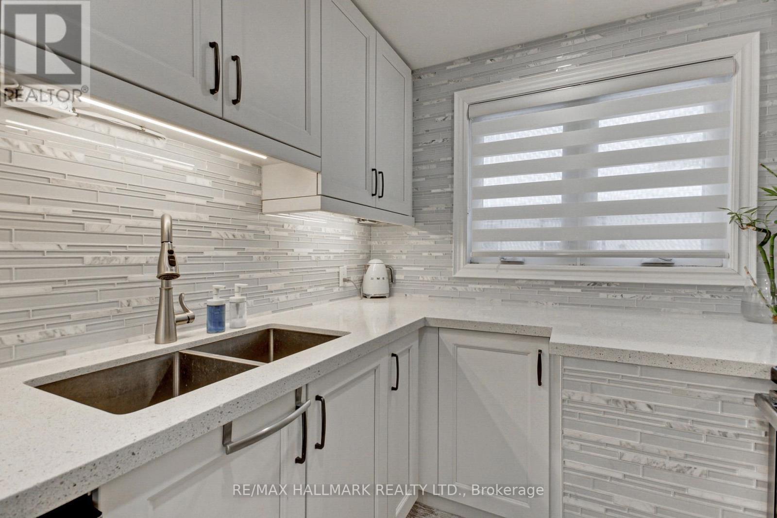 13 Patrick Drive, Aurora, ON - Indoor Photo Showing Kitchen With Double Sink With Upgraded Kitchen