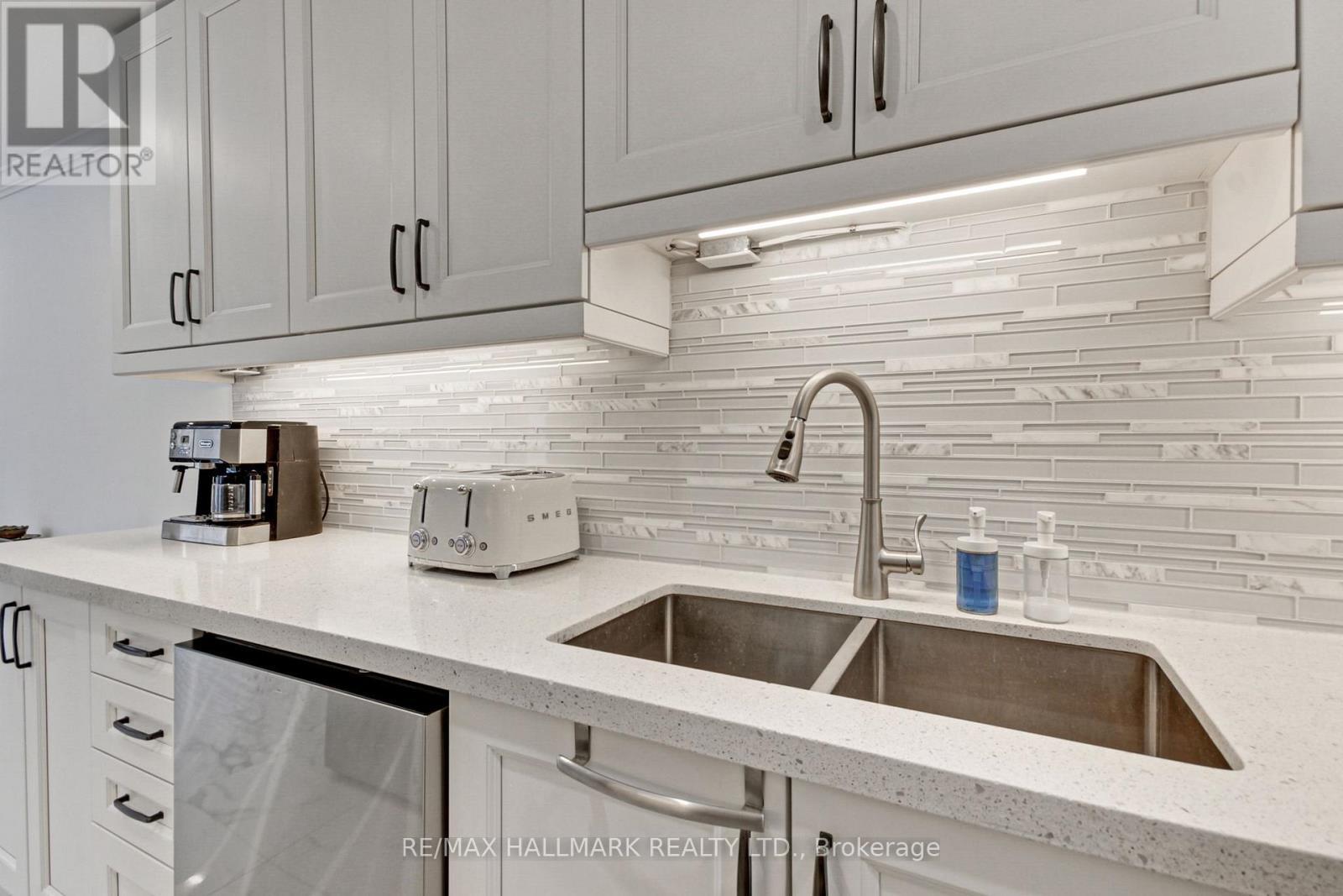 13 Patrick Drive, Aurora, ON - Indoor Photo Showing Kitchen With Double Sink With Upgraded Kitchen