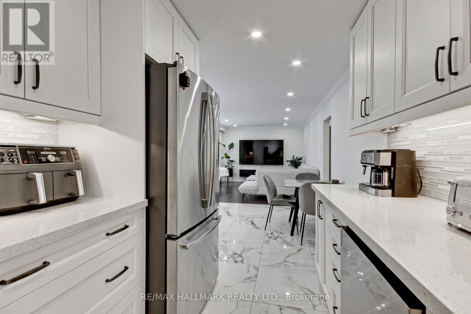 13 Patrick Drive, Aurora, ON - Indoor Photo Showing Kitchen With Upgraded Kitchen