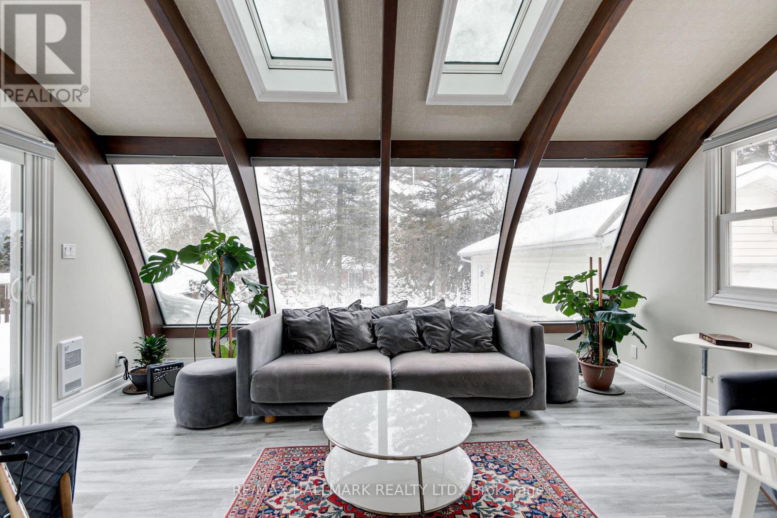 13 Patrick Drive, Aurora, ON - Indoor Photo Showing Living Room