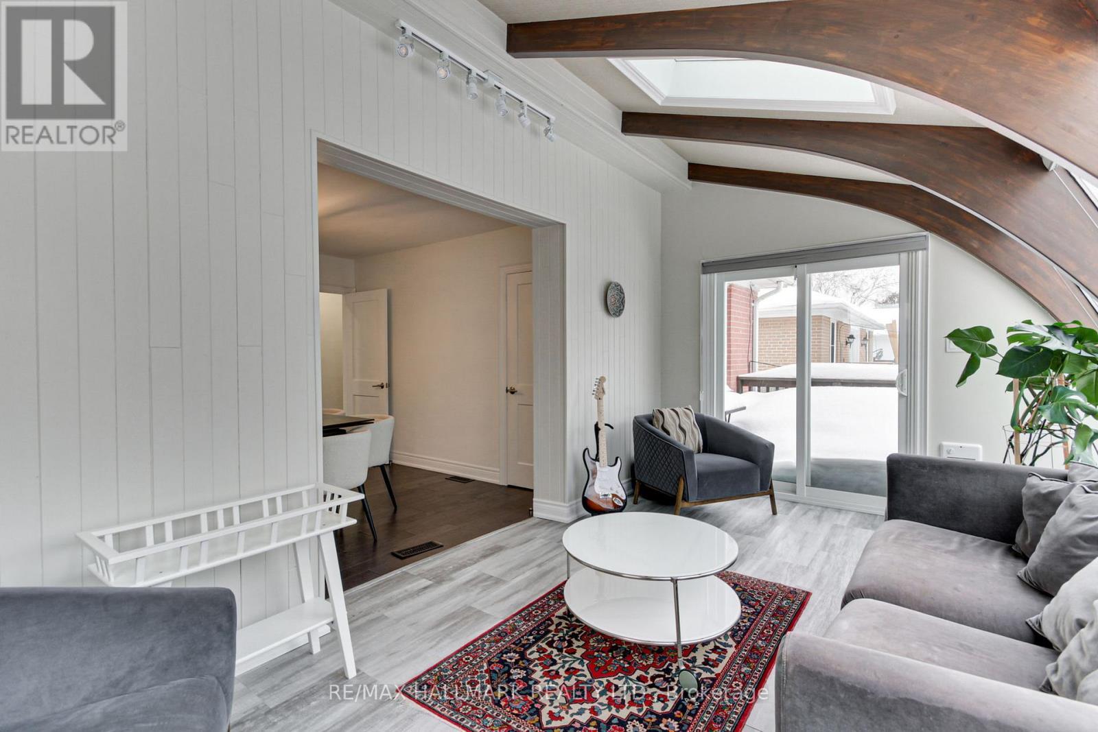 13 Patrick Drive, Aurora, ON - Indoor Photo Showing Living Room