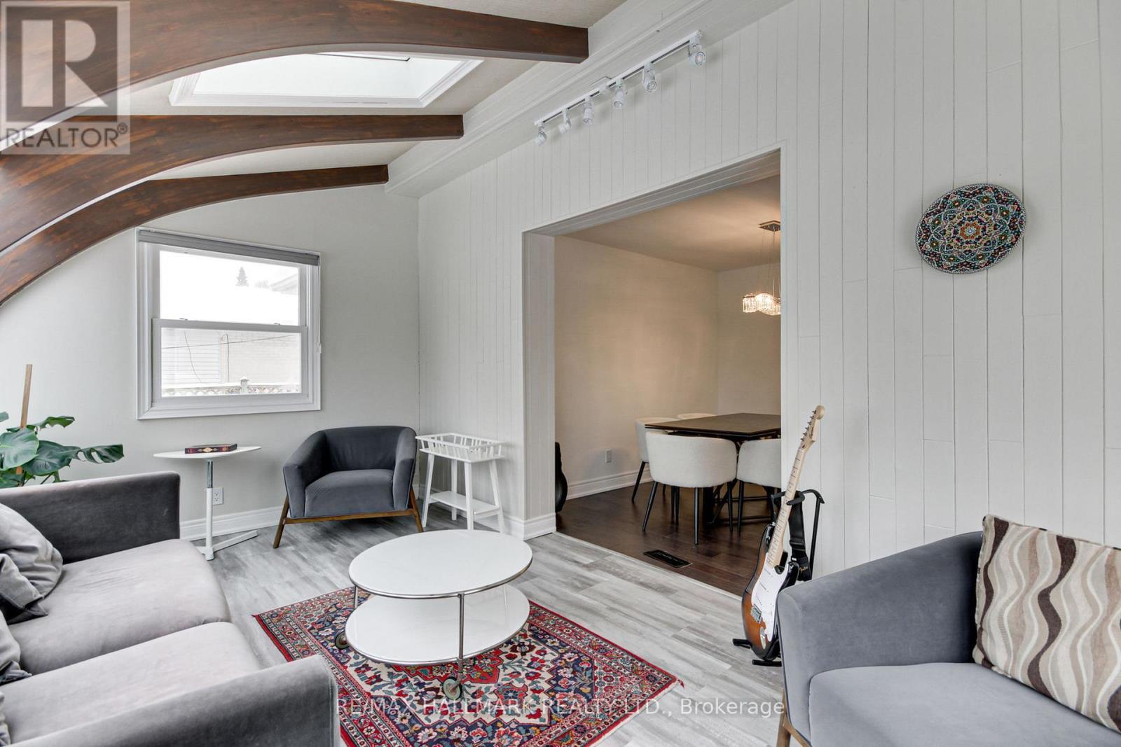 13 Patrick Drive, Aurora, ON - Indoor Photo Showing Living Room