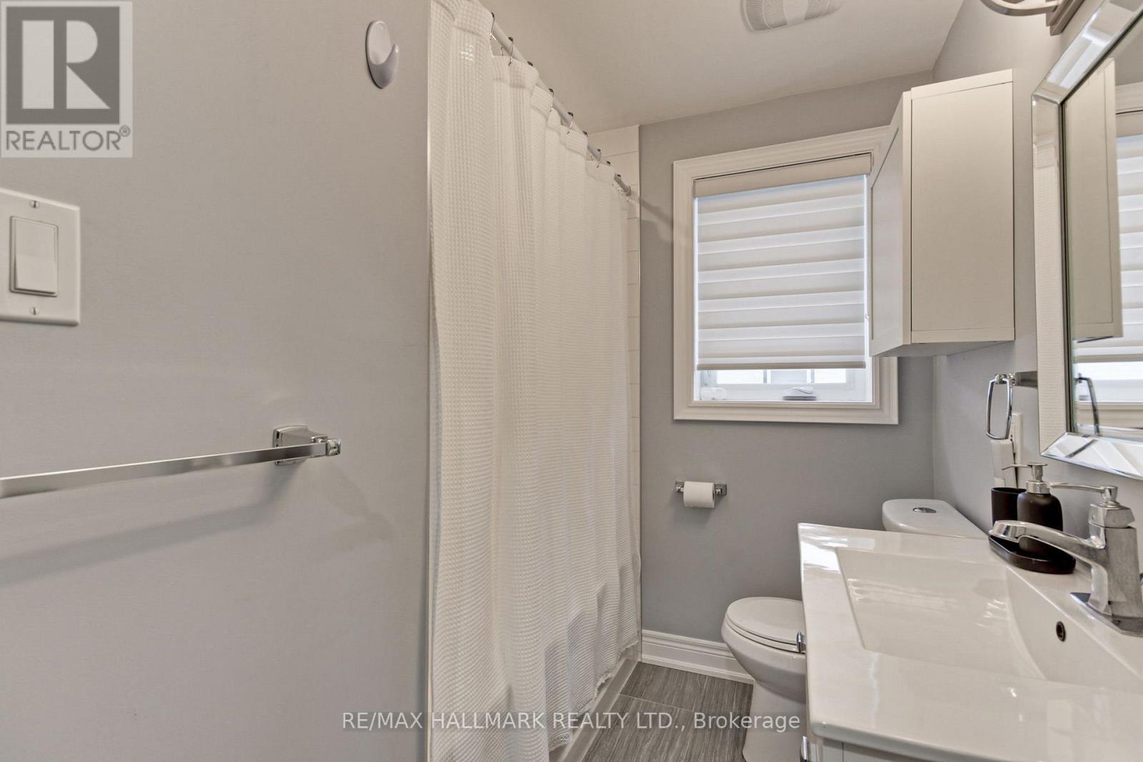 13 Patrick Drive, Aurora, ON - Indoor Photo Showing Bathroom