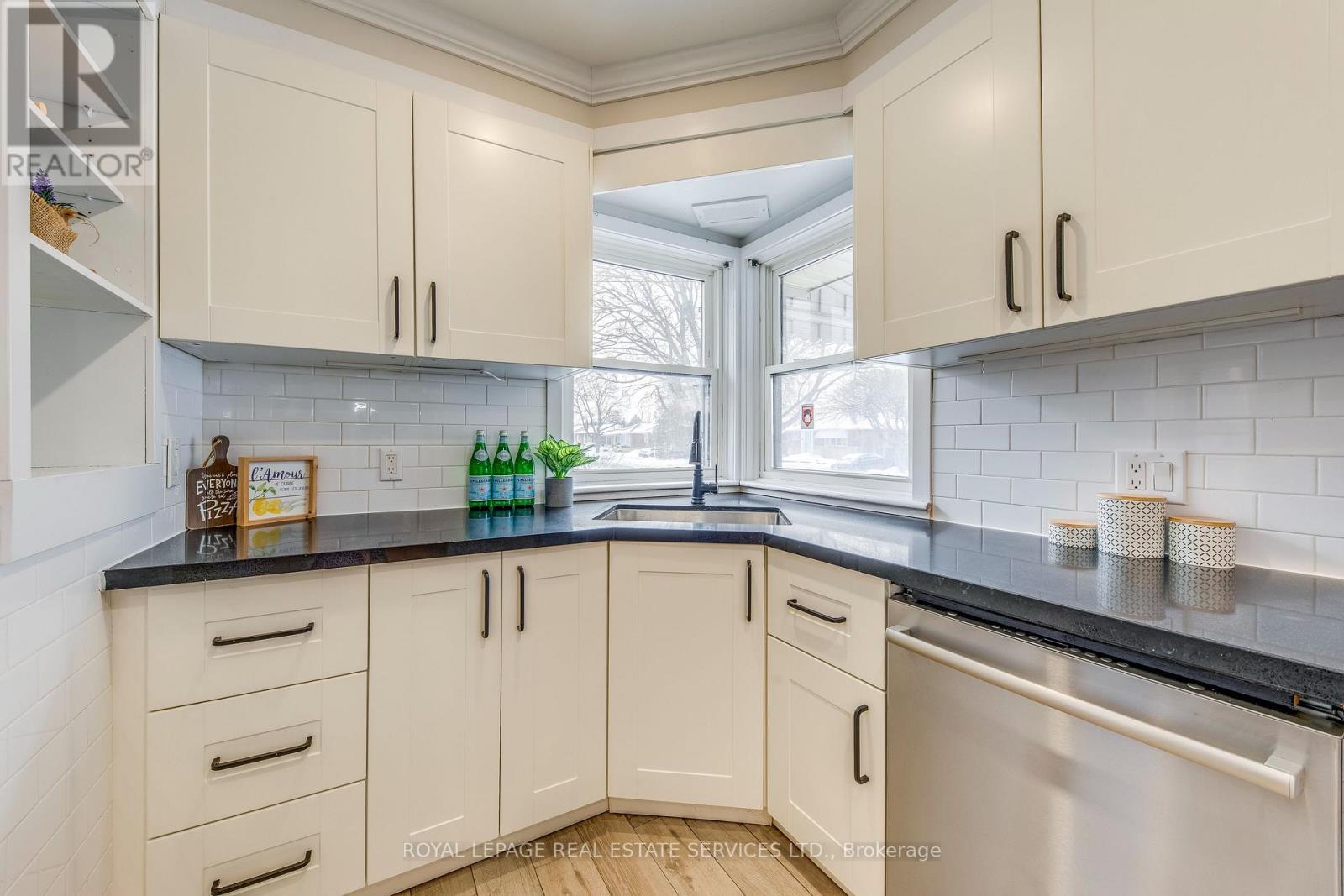 186 Fernwood Crescent, Hamilton, ON - Indoor Photo Showing Kitchen