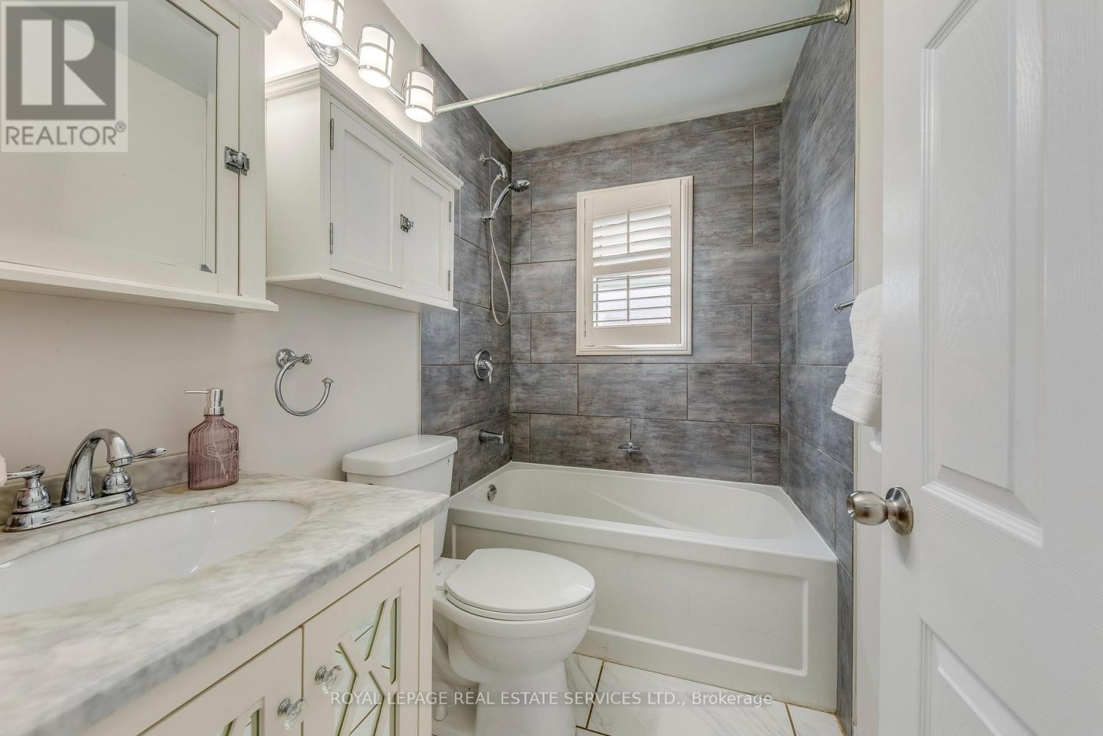 186 Fernwood Crescent, Hamilton, ON - Indoor Photo Showing Bathroom