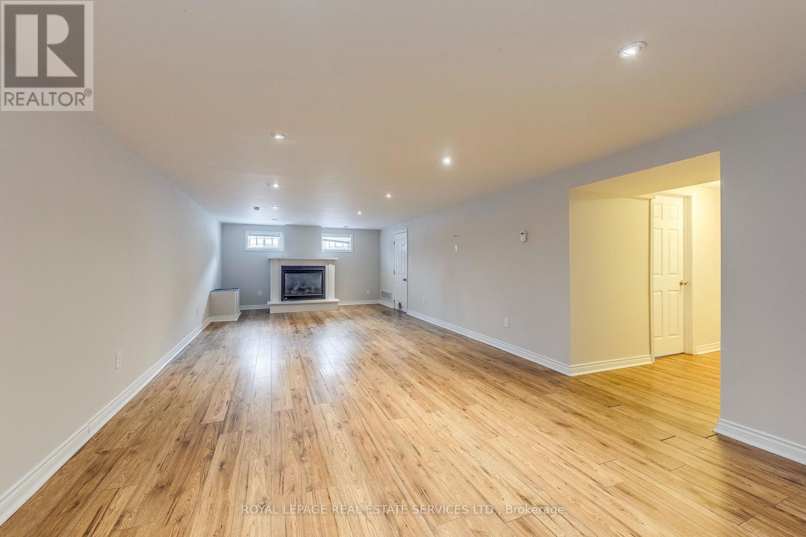 186 Fernwood Crescent, Hamilton, ON - Indoor With Fireplace