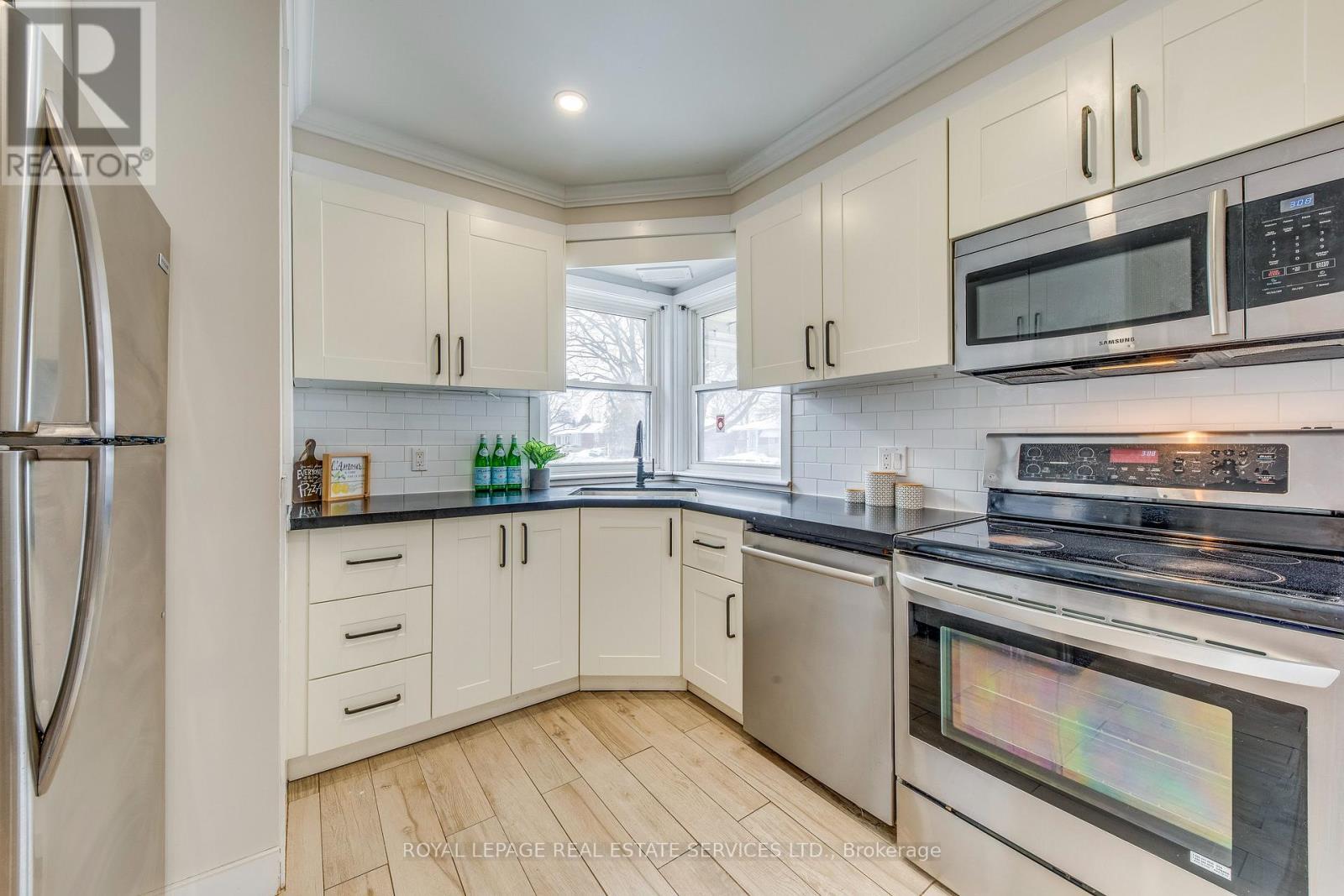 186 Fernwood Crescent, Hamilton, ON - Indoor Photo Showing Kitchen