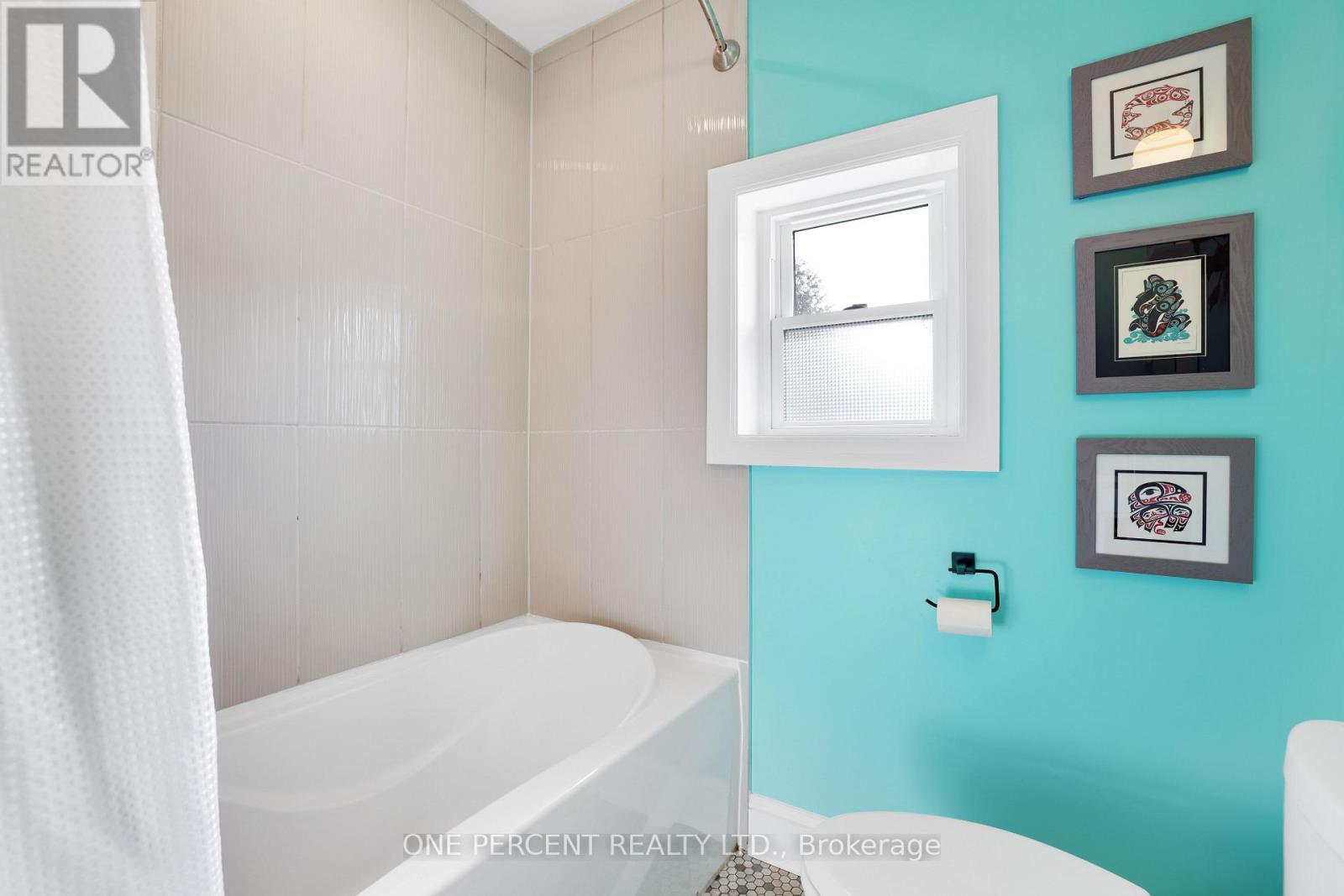 960 Gladstone Avenue, Ottawa, ON - Indoor Photo Showing Bathroom
