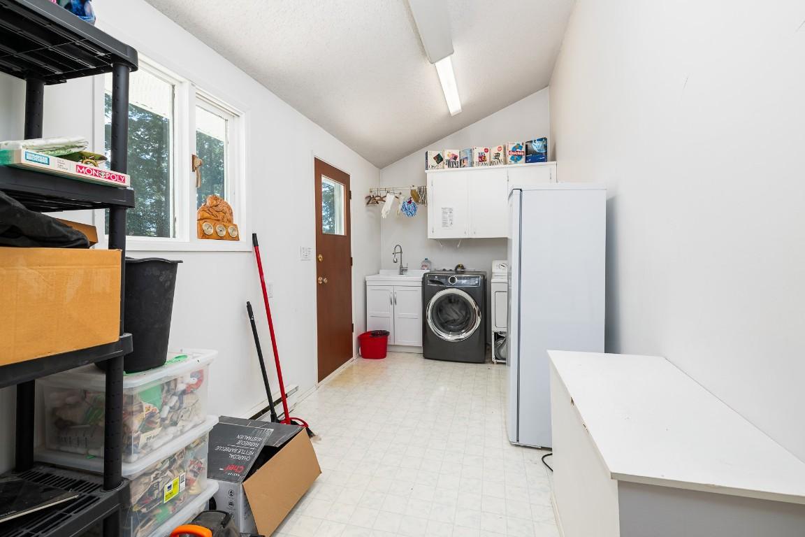 1270 Fox Tree Road, Lister, BC - Indoor Photo Showing Laundry Room