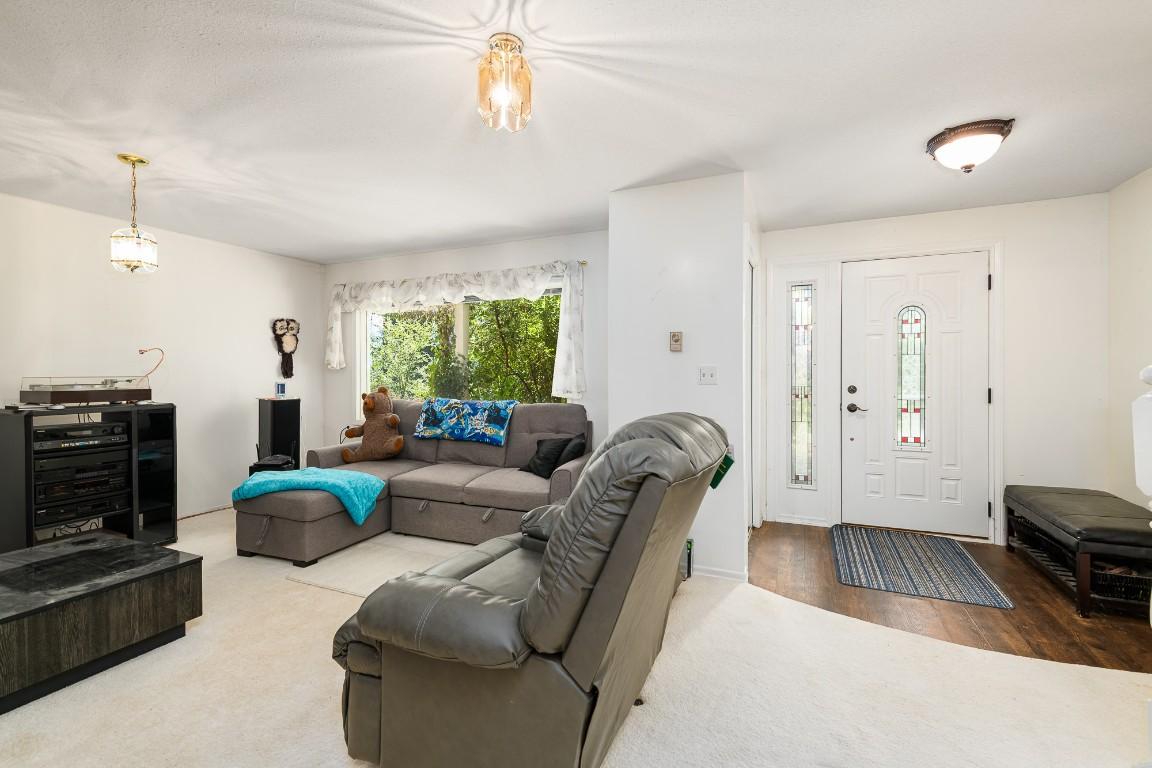1270 Fox Tree Road, Lister, BC - Indoor Photo Showing Living Room