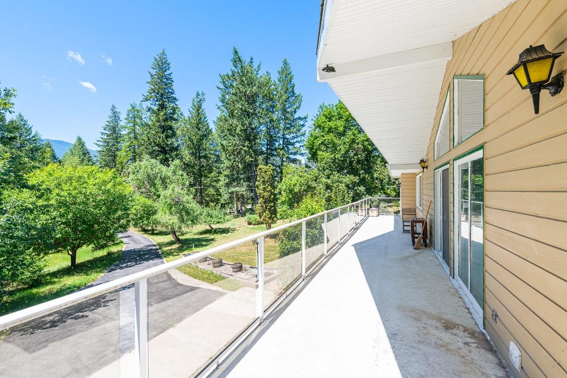 1270 Fox Tree Road, Lister, BC - Outdoor With Exterior