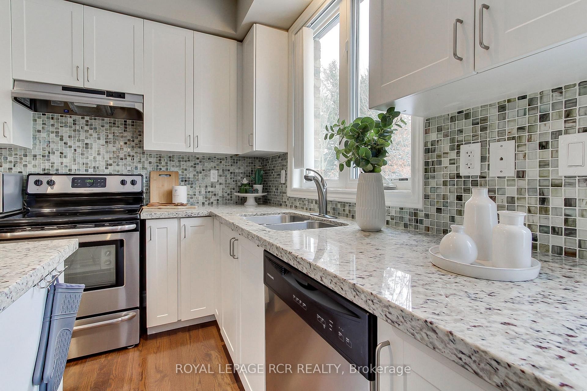 758 Wendy Culbert Crescent, Newmarket, ON - Indoor Photo Showing Kitchen With Double Sink With Upgraded Kitchen