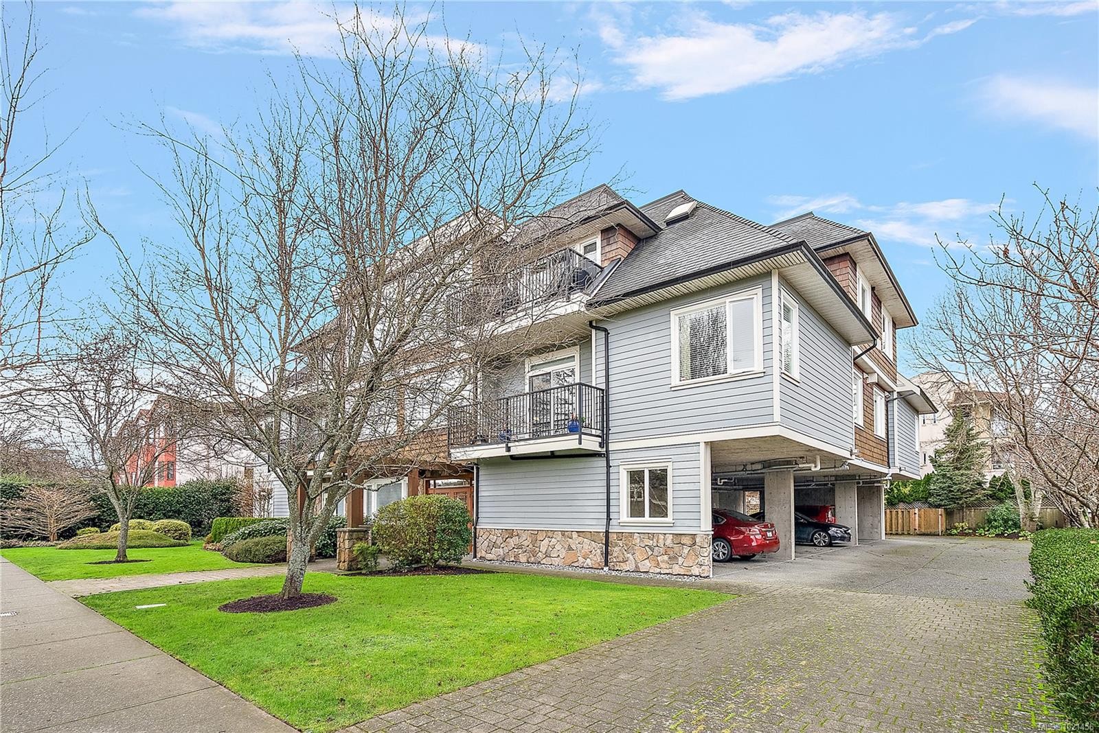 303-9942 Third St, Sidney, BC - Outdoor