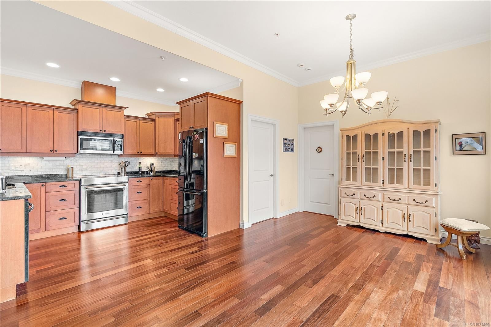303-9942 Third St, Sidney, BC - Indoor Photo Showing Kitchen
