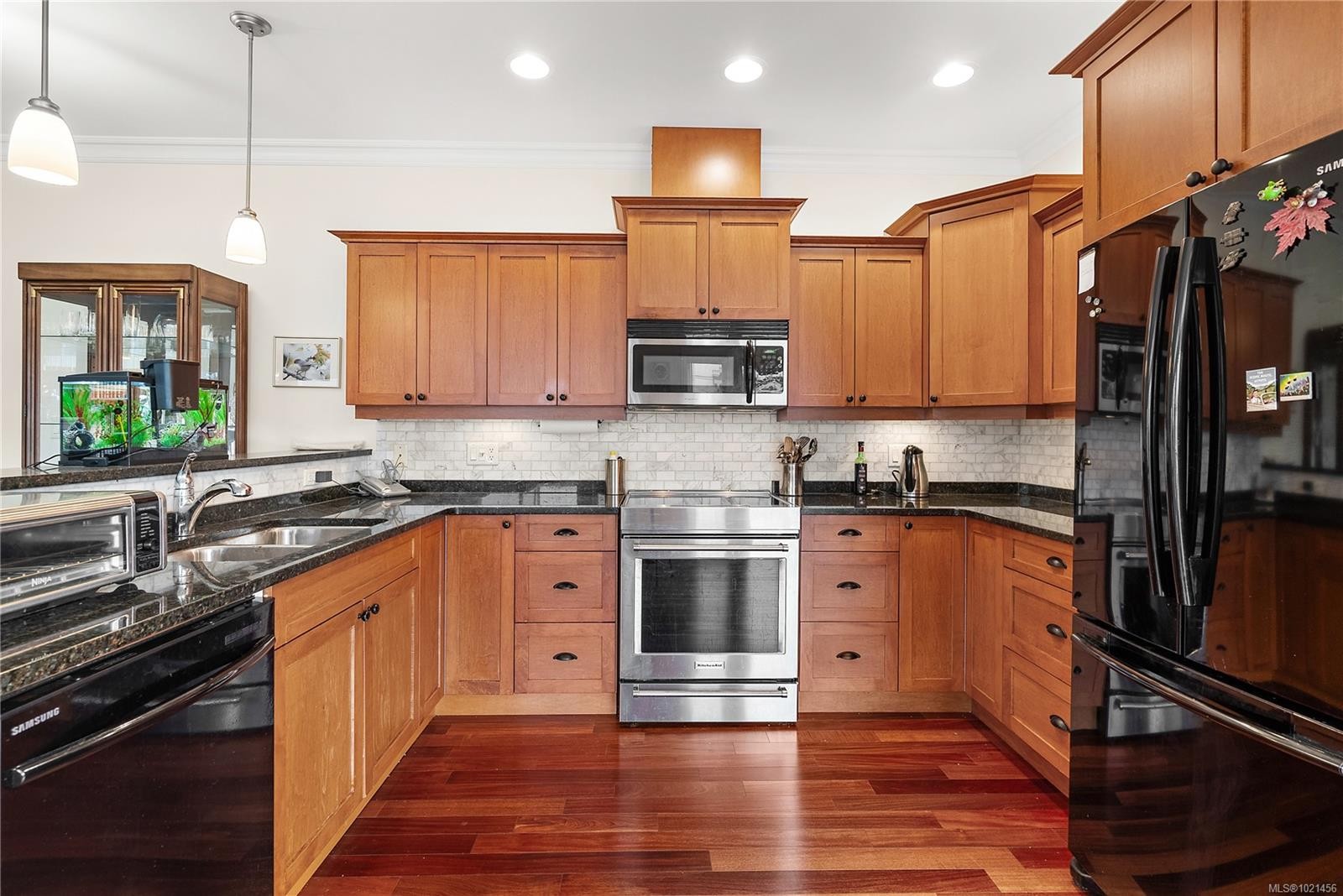 303-9942 Third St, Sidney, BC - Indoor Photo Showing Kitchen With Double Sink