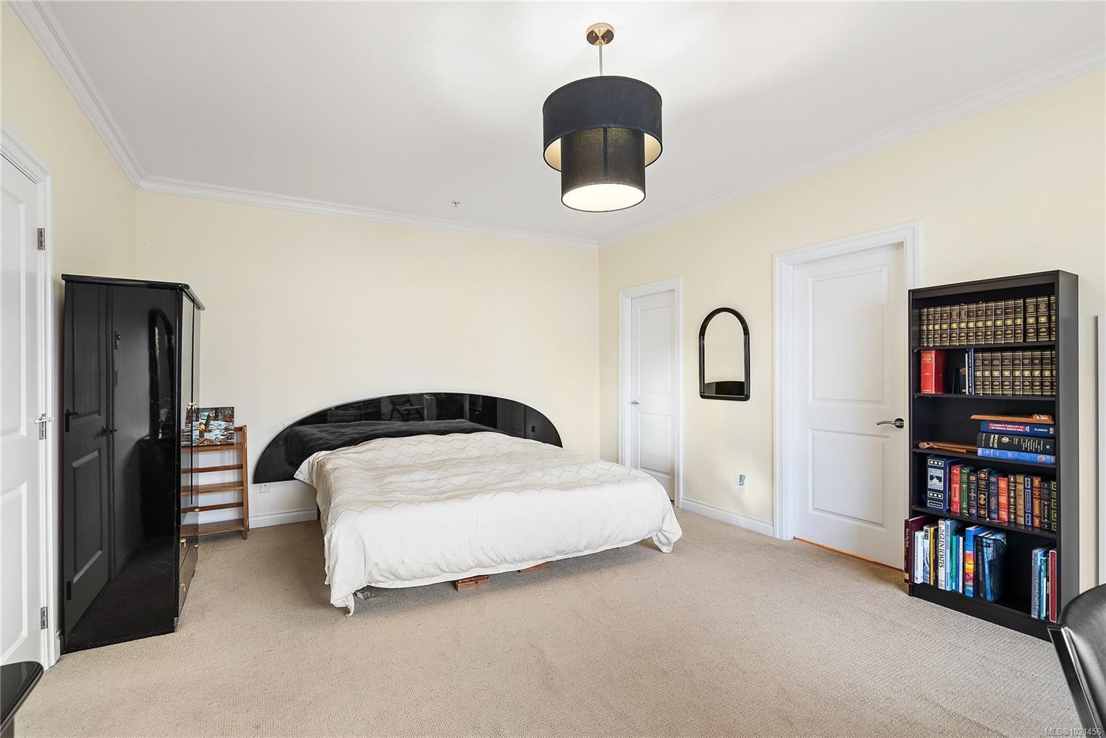 303-9942 Third St, Sidney, BC - Indoor Photo Showing Bedroom