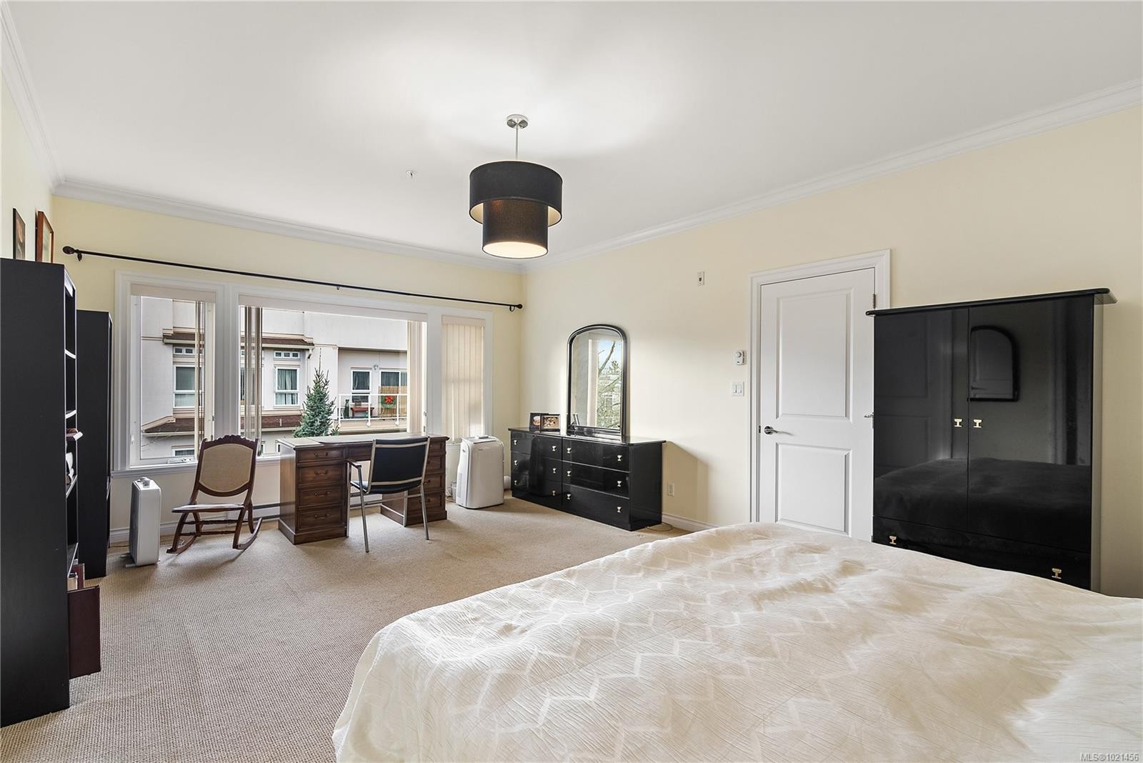 303-9942 Third St, Sidney, BC - Indoor Photo Showing Bedroom