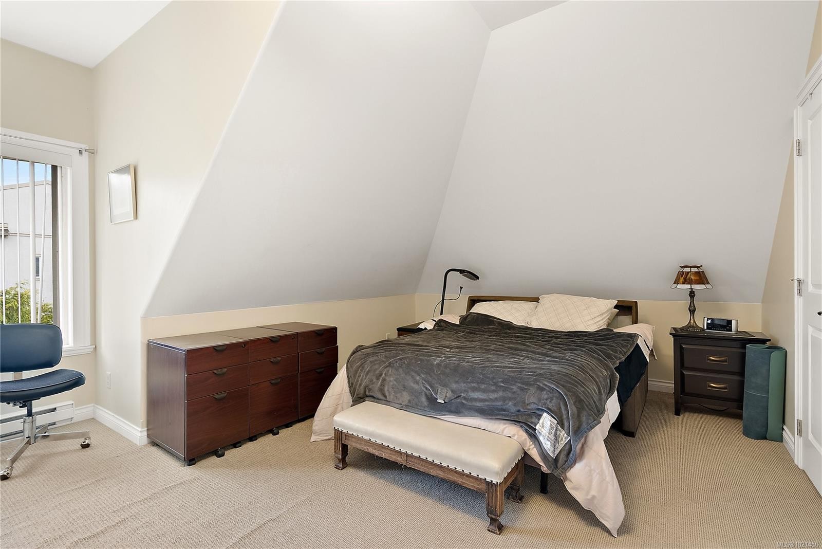 303-9942 Third St, Sidney, BC - Indoor Photo Showing Bedroom