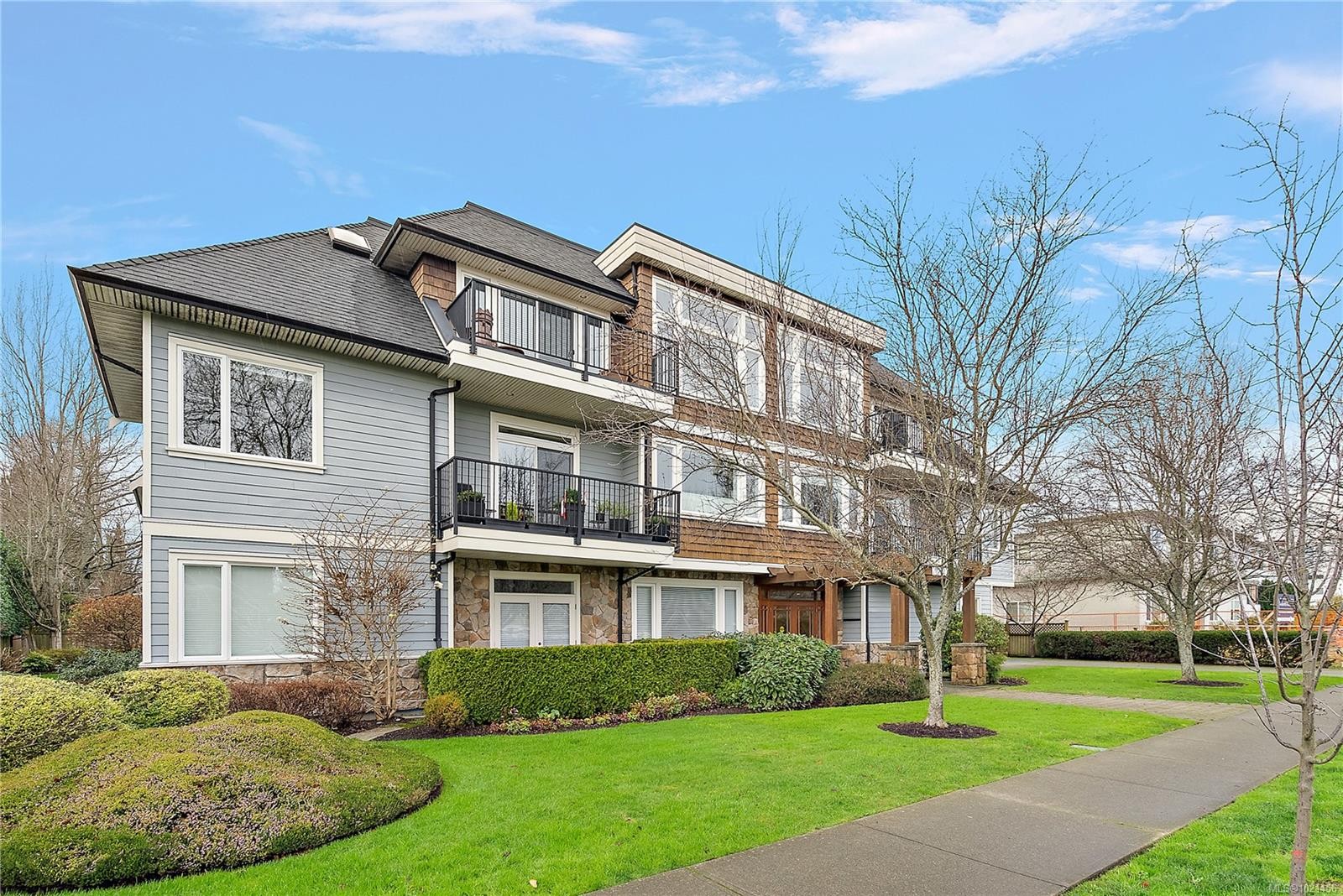 303-9942 Third St, Sidney, BC - Outdoor