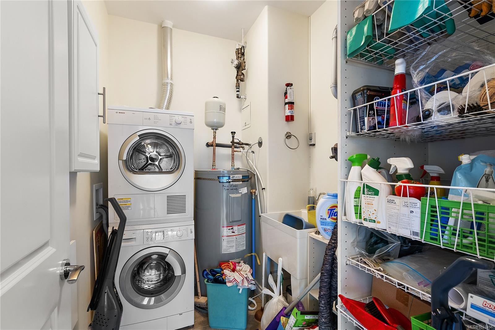 303-9942 Third St, Sidney, BC - Indoor Photo Showing Laundry Room