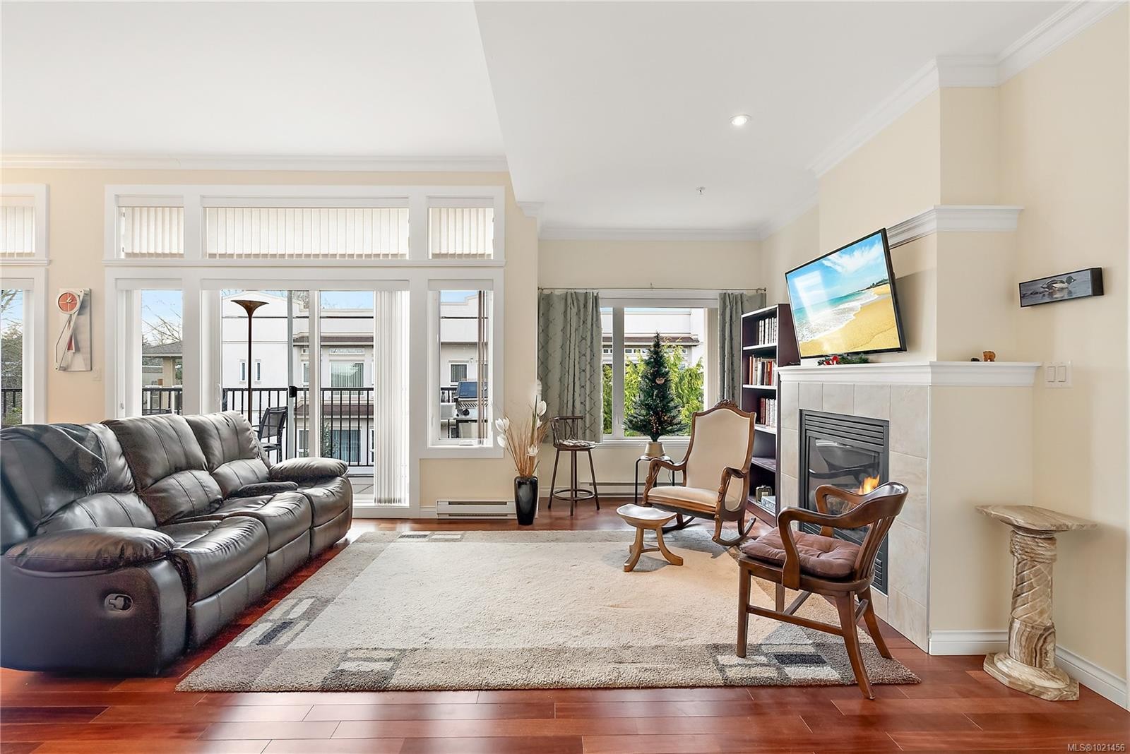 303-9942 Third St, Sidney, BC - Indoor Photo Showing Living Room With Fireplace