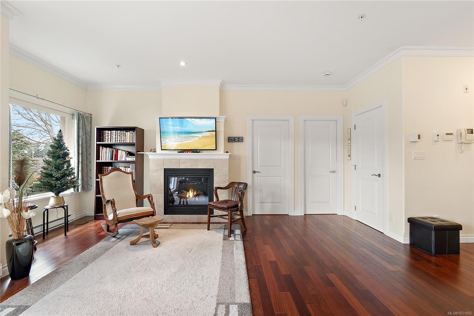 303-9942 Third St, Sidney, BC - Indoor Photo Showing Living Room With Fireplace