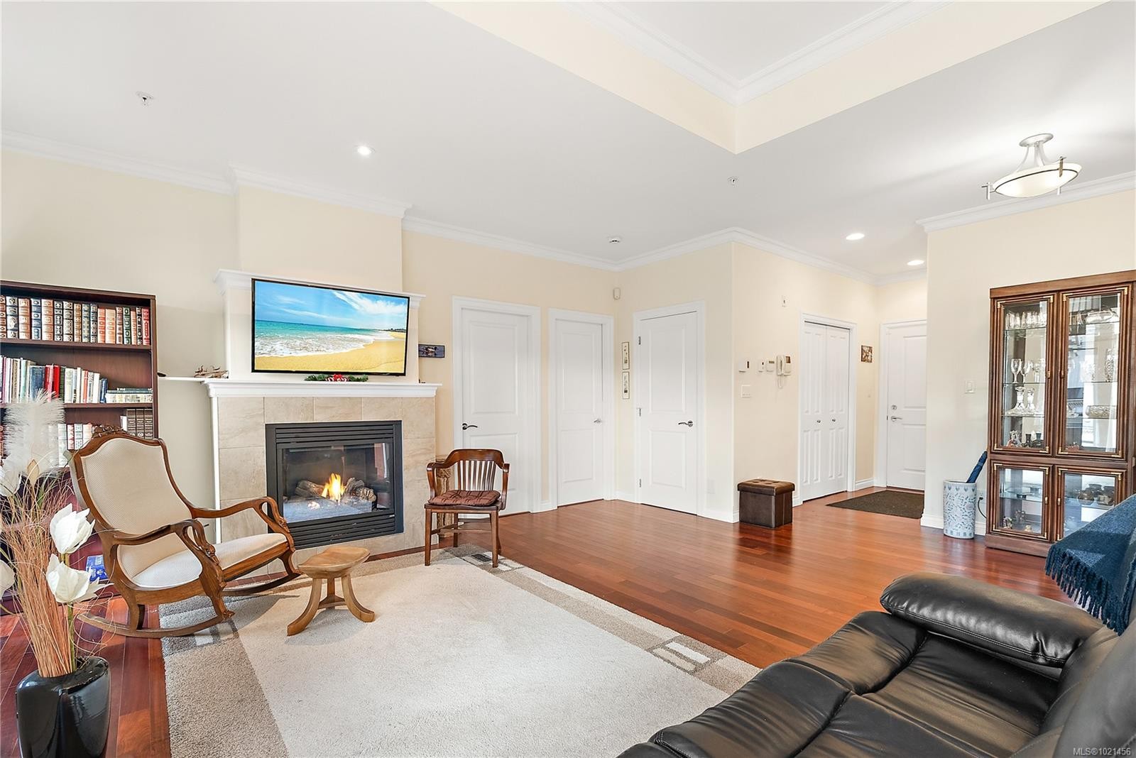303-9942 Third St, Sidney, BC - Indoor Photo Showing Living Room With Fireplace
