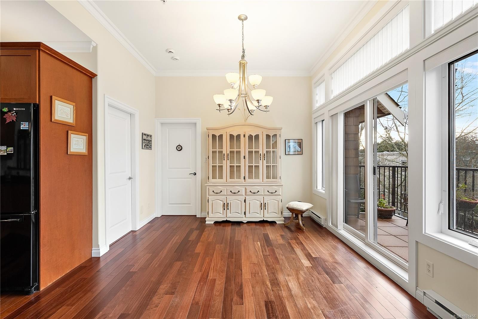 303-9942 Third St, Sidney, BC - Indoor Photo Showing Other Room