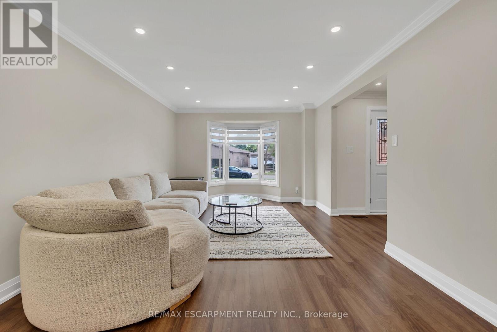 125 Valera Drive, Hamilton, ON - Indoor Photo Showing Living Room