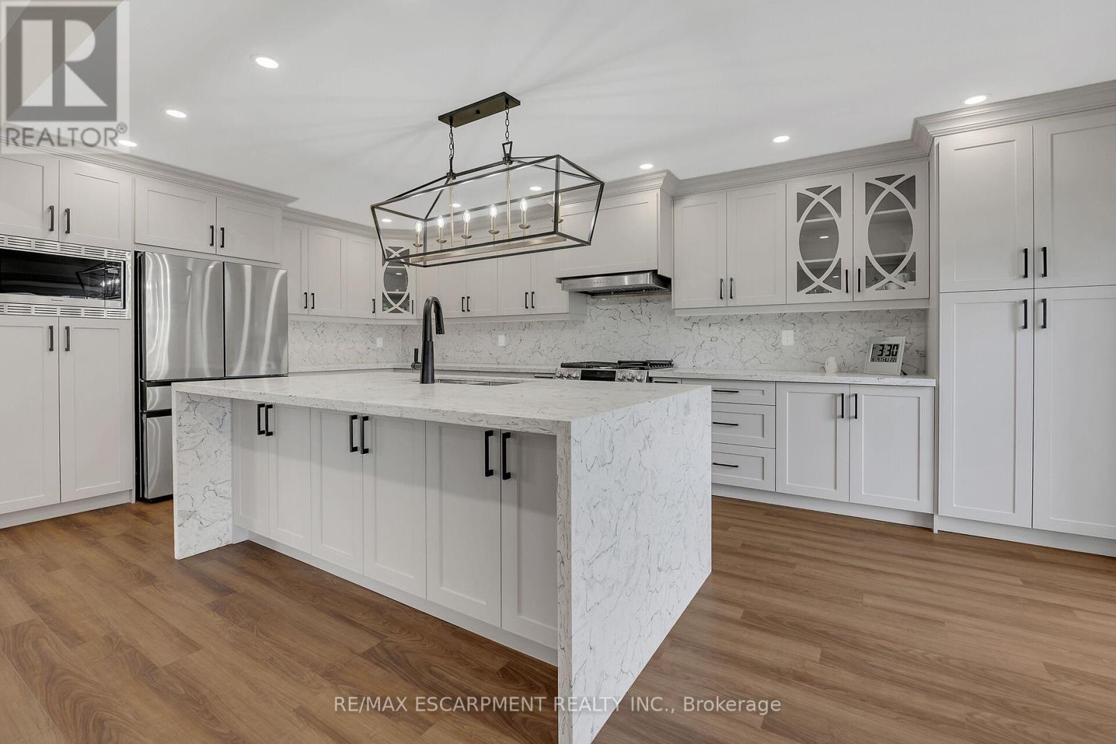 125 Valera Drive, Hamilton, ON - Indoor Photo Showing Kitchen With Upgraded Kitchen