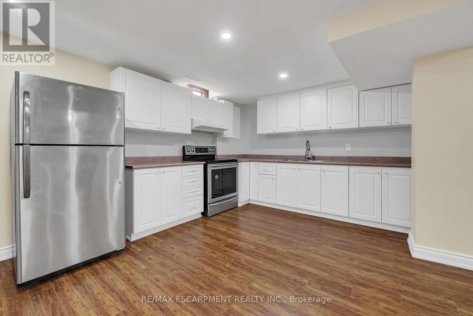 125 Valera Drive, Hamilton, ON - Indoor Photo Showing Kitchen