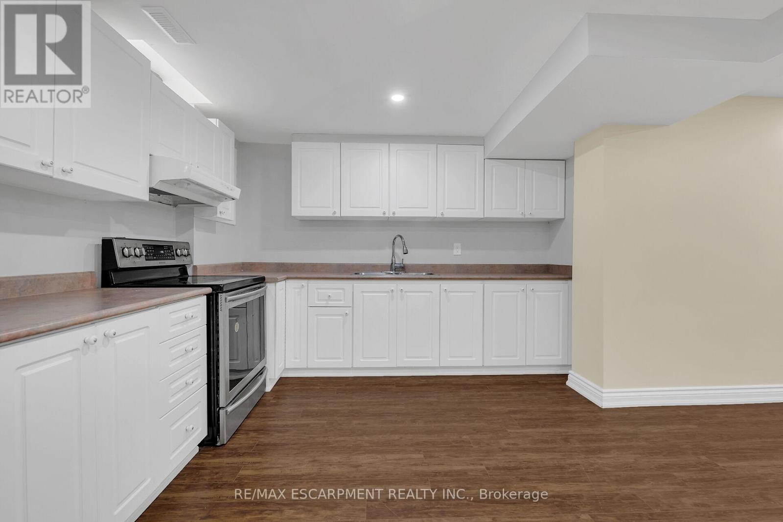 125 Valera Drive, Hamilton, ON - Indoor Photo Showing Kitchen